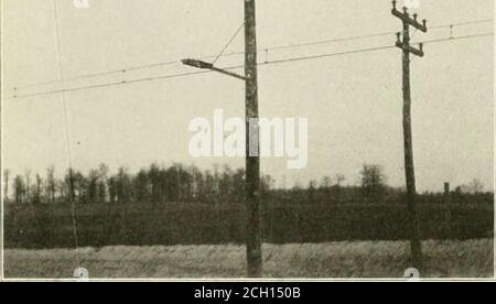 . La revue de chemin de fer de rue . à 12 miles..•t cette fois-ci trois de ces stations de transformateurs ont été construits, un près d'Indianapolis, un autre à Reedville et un thirdat Gwynnville. Les bâtiments sont très petits et compacts, mias-attrayant mais 21 pieds sur 23 pieds, mais leur construction est complètement sub-stantial et est ignifuge partout. Les murs sont de mortier de ciment laidin de brique et montés sur des fondations de béton; les planchers sont de béton posé sur des poutres en acier. Les portes et les portes-fenêtres sont protégées par des volets en acier. L'équipement de chacune des stations de transformateur jusqu'à présent est installé Banque D'Images