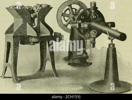 . Ingénieur américain et journal ferroviaire . ng Shaft. Cette extrémité de l'arbre associe une tête en acier, qui est dotée de bras pour les grands rouleaux d'oreilles pour rouler vers l'extérieur du tube pendant le soudage. Ces rouleaux extérieurs sont disposés directement en oppositles rouleaux intérieurs et sont réglables pour toute épaisseur de tube. Ils sont ramenés vers le mandrin au moyen d'une pédale, ce qui sera remarqué dans l'illustration. La construction est telle que ces rouleaux extérieurs ne peuvent pas approcher les rouleaux man-drel plus près que l'épaisseur de la paroi du tube pour laquelle ils sont ajustés Banque D'Images