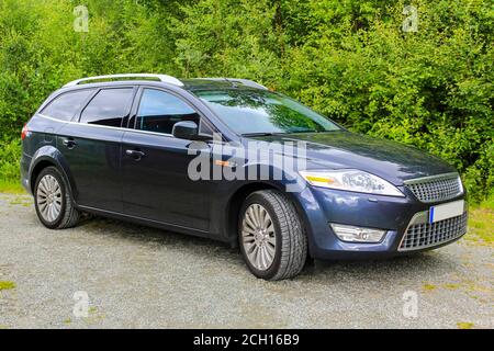 Ford Mondeo bleu foncé. Avec la voiture en vacances à Hemsedal en Norvège. Banque D'Images