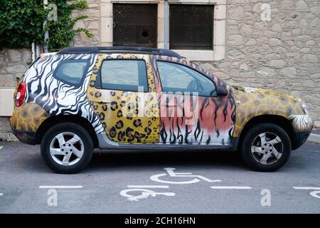 Bordeaux , Aquitaine / France - 09 01 2020 : voiture renault duster dacia avec peinture animale ou autocollants couvrant le zèbre de jungle Banque D'Images