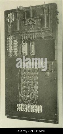 . Ingénieur américain . train de pignons coniques, qui fonctionnent dans l'huile, par un joint universel. Le chariot auxiliaire peut être levé ou abaissé de l'intérieur de la voiture. Un moteur électrique est également prévu pour la conduite de l'appareil d'enregistrement. Trois vitesses sont prévues pour l'entraînement du moteur ettrois pour l'entraînement auxiliaire du chariot, Il s'agit de l'intention d'utiliser la conduite auxiliaire du chariot dans les travaux de classification et les essais généraux du moteur, et l'entraînement moteur dans les essais spéciaux de freinage pneumatique et de traction. BV moyens de deux leviers et embrayages commodément situés il est. Le dynamomètre. Standard en voiture de Dynamometer. Possible à rapidement Banque D'Images