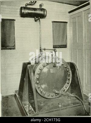 . Ingénieur américain . Gnge Board en voiture de Dynamometer. L'appareil d'enregistrement est monté sur une base en fer très lourde phiteà travers laquelle un arbre d'entraînement passe du camion auxiliaire. Le chariot auxiliaire est équipé de deux roues de 22 in. Avec pneus 9-in.plain. Il est relié à l'arbre d'entraînement principal par un train de pignons coniques, qui fonctionnent dans l'huile, par un joint universel. Le chariot auxiliaire peut être levé ou abaissé de l'intérieur de la voiture. Un moteur électrique est également prévu pour la conduite de l'appareil d'enregistrement. Trois vitesses sont prévues pour l'entraînement du moteur ettrois pour l'entraînement auxiliaire du chariot, c'est-à-dire I Banque D'Images