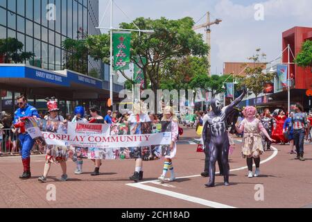 Des membres de la « communauté cosplay » habillés comme différents personnages fictifs, prenant part à un défilé de Noël. Tauranga, Nouvelle-Zélande, 11/30/2019 Banque D'Images