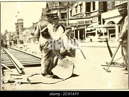 . Journal de chemin de fer électrique . COUPE FACILE DE LA CHAUSSÉE ASPHALTÉE AVEC DU ROULEAU ET DU FER D'ANGLE. Il est presque inutile de dire que nous prévoyons maintenant utiliser le dispositif pour couper l'asphalte dans les bandes de 2 pieds adjacentes aux pistes nécessitant une dépose pour la reconstruction. Il y a une économie considérable dans les coûts mis en place par ce système, mais les données comparatives ne sont pas encore disponibles. Depuis l'essai de l'angle de fer si succèsnous avons frappé sur une amélioration qui est maintenant beingsubstituée pour l'angle de fer. Il s'agit d'une madeen T-fer en coupant la tête à travers la toile d'un rail de poutre de 105-lb.et en aiguisant le TH Banque D'Images