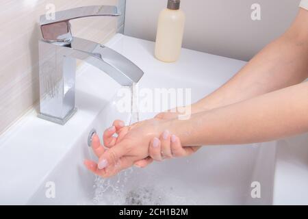 Femme se lavant soigneusement les mains avec du savon à la prévention du virus Corona. Concept d'hygiène. Se laver fréquemment ou utiliser du gel désinfectant pour les mains Banque D'Images