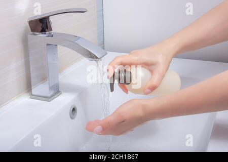 Se laver les mains avec du savon pour le nettoyage aide à prévenir les germes et le Covid. Femme se lavant les mains avec du savon moussant. Hygiène, prévention du coronavirus et de la santé Banque D'Images