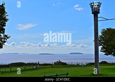 Le joli sentier au sommet d'une falaise de Penarth offre une vue sur le canal de Bristol. Les Holm abrupt et Flat Holm (et phare) sont visibles. Support de gyrophare. Banque D'Images