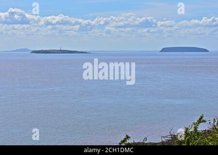 Vue depuis le sentier de la falaise de Penarth. Canal de Bristol avec Flat Holm et les îles abruptes de Holm. Somerset nord à distance. Banque D'Images