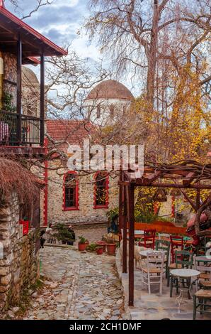 Palaios Panteleimonas, Grèce- le village grec pittoresque à l'Olympe. Il a pris son nom de l'église de Saint Panteleimon Banque D'Images