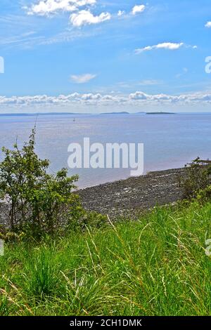 Belle vue sur le canal de Bristol depuis le chemin Penarth Clifftop avec plage et île lointaine de Flat Holm et Steep Holm. Yacht à voile. Banque D'Images