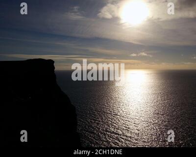 coucher de soleil sur les falaises de moher en irlande