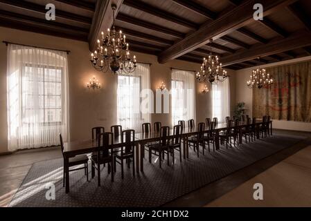 Intérieur de l'une des chambres de l'hôtel de ville de Prague avec grande table et chaises Banque D'Images