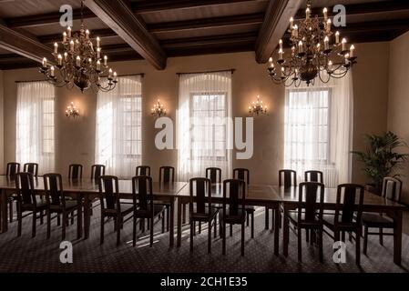 Intérieur de l'une des chambres de l'hôtel de ville de Prague avec grande table et chaises Banque D'Images