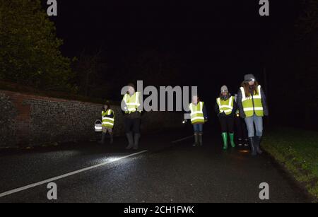 Après une patrouille sur Toad Lane Hampshire. Au début du printemps chaque année, des milliers de Crapauds, grenouilles et tritons migrent de leurs sites d'hibernation à l'élevage Banque D'Images