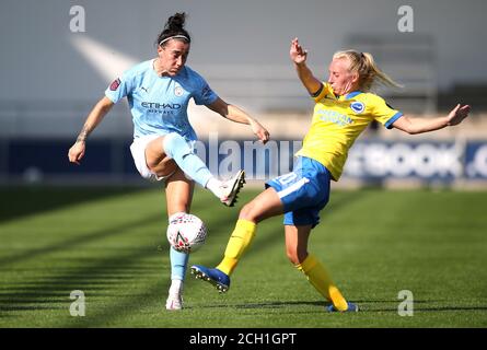 Lucy Bronze de Manchester City (à gauche) a sa croix bloquée par Brighton et Inessa Kaagman de Hove Albion lors du match Barclays FA WSL à l'Academy Stadium de Manchester. Banque D'Images