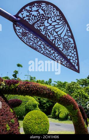 Singapour, jardins au bord de la baie. Jardin du parc avec sculpture en feuilles de métal. Banque D'Images