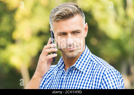 approche commerciale. communication dans la vie moderne. agilité des affaires. mature unshaven homme chemise. homme parlant sur téléphone mobile extérieur. homme beau travaillant sur la route. homme a conversation. Banque D'Images