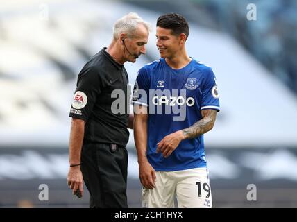 Martin Atkinson, arbitre de match, parle avec James Rodriguez d'Everton lors du match de la Premier League au Tottenham Hotspur Stadium, Londres. Banque D'Images