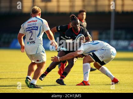 Le Rotimi Segun de Saracens est abordé par Harvey Skinner, chef de l'Exeter (à droite), lors du match Gallagher Premiership à Allianz Park, Londres. Banque D'Images