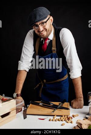 Heureux chef de race blanche portant des lunettes et du chapeau à la caméra en toute confiance au représentant de l'approche professionnelle pour les entreprises Banque D'Images