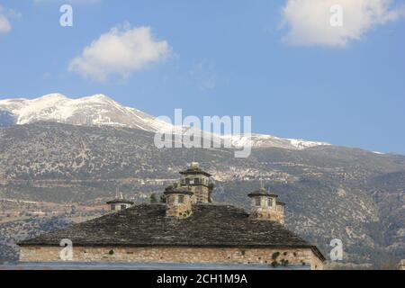 Le choix enneigé de la montagne Mitsikeli comme vu de la ville d'Ioannina , Ipirus , Grèce Banque D'Images