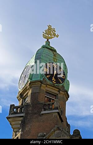 rotterdam, pays-bas - 2020-09-07: girouette au-dessus de l'ancien bureau de holland america ligne représentant le navire de moitié mauen de henry hudson avec wh Banque D'Images