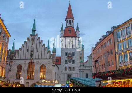 L'ancien hôtel de ville (Altes Rathaus) de Munich, éclairé à Noël contre le ciel du début de la soirée, avec un espace de copie Banque D'Images