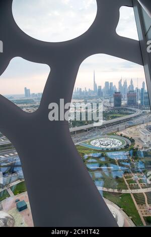 DUBAÏ, Émirats Arabes Unis - DEC 8 : vue sur la vieille ville de Dubaï depuis Dubai Frame, Émirats Arabes Unis. Il détient le record du plus grand cadre du monde. Banque D'Images