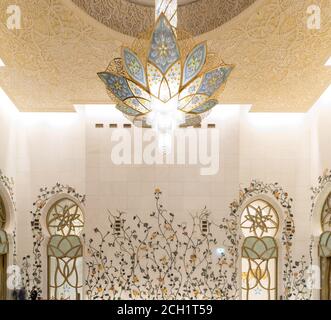 Abu Dhabi, Émirats Arabes Unis - novembre 17 : magnifique intérieur de la Grande Mosquée Sheikh Zayed à Abu Dhabi. Il s'agit de la plus grande mosquée des Émirats arabes Unis et de la huitième plus grande mosquée Banque D'Images