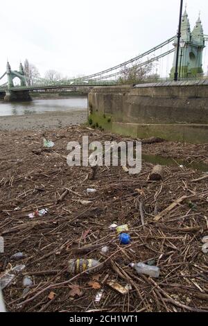 02/10/2020: Pollution de la Tamise à marée basse à Londres, à côté du pont Hammersmith. Banque D'Images