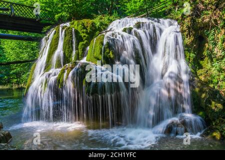 Cascade de Bigar, Caras Severin, Roumanie. Situé à l'intersection avec le parallèle 45 Roumanie dans les montagnes Anina. Banque D'Images