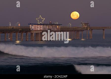 Cadre en pleine lune sur Ocean Beach Pier, Ocean Beach, San Diego, Californie Banque D'Images