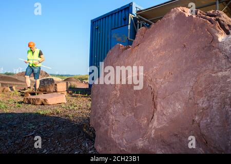 19 août 2020, Saxe-Anhalt, Mammendorf : l'empreinte d'un pareiasaur dans une dalle de pierre de la carrière de Mammendorf. L'empreinte avait été pressée dans le sol argileux par le dinosaure il y a environ 260 millions d'années. L'habitat était relativement sec, mais la zone était régulièrement inondée par de fortes pluies. L'eau de pluie s'évaporait rapidement à nouveau et le sol loameux s'asséchait et pétrifié. La carrière appartient à l'usine de pierre dure Mammendorf de l'industrie de pierre Cronenberg. Michael Buchwitz, conservateur des géosciences au Musée d'Histoire naturelle de Magdeburg, a régulièrement cherché des traces de dinosaures Banque D'Images