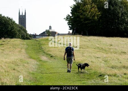 Personne marchant sur un chien sur le terrain de Lammas pendant la pandémie Covid-19 de 2020, Warwick, Warwickshire, Angleterre, Royaume-Uni Banque D'Images