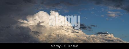 de beaux nuages blancs dans le ciel bleu - panorama Banque D'Images