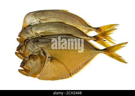 Trois poissons fumés vomissent sur une plaque blanche isolée Banque D'Images
