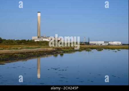 Centrale électrique de Fawley, Fawley, Southampton, Hampshire, Angleterre, Royaume-Uni vu de Calshot Beach Banque D'Images