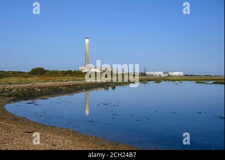 Centrale électrique de Fawley, Fawley, Southampton, Hampshire, Angleterre, Royaume-Uni vu de Calshot Beach Banque D'Images