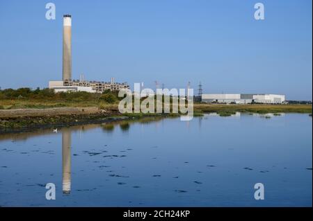 Centrale électrique de Fawley, Fawley, Southampton, Hampshire, Angleterre, Royaume-Uni vu de Calshot Beach Banque D'Images