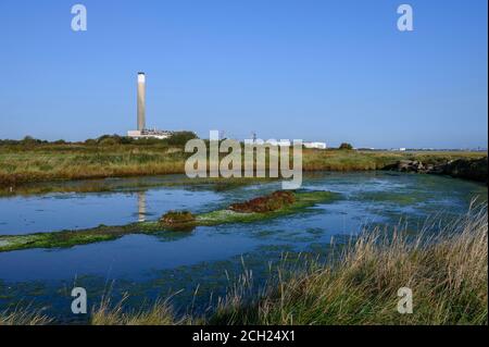 Centrale électrique de Fawley, Fawley, Southampton, Hampshire, Angleterre, Royaume-Uni vu de Calshot Beach Banque D'Images