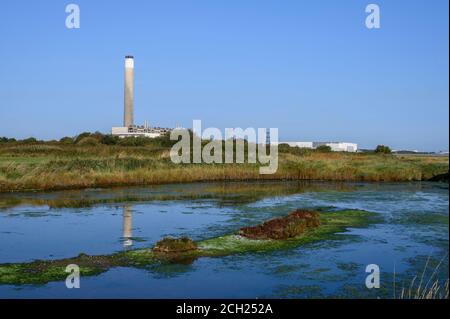 Centrale électrique de Fawley, Fawley, Southampton, Hampshire, Angleterre, Royaume-Uni vu de Calshot Beach Banque D'Images