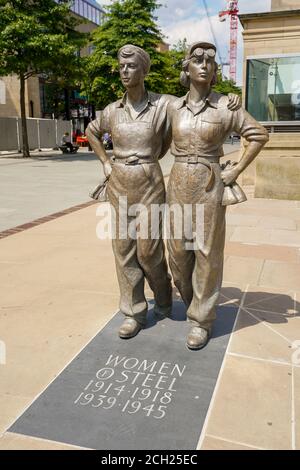 Femmes de la sculpture en bronze acier Sheffield ville Angleterre Banque D'Images