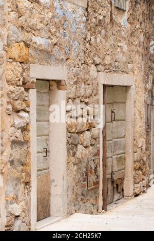 Ancienne maison traditionnelle en pierre abandonnée avec volets en bois à Dalmatie, Croatie Banque D'Images