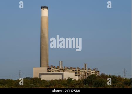 Centrale électrique de Fawley, Fawley, Southampton, Hampshire, Angleterre, Royaume-Uni vu de Calshot Beach Banque D'Images