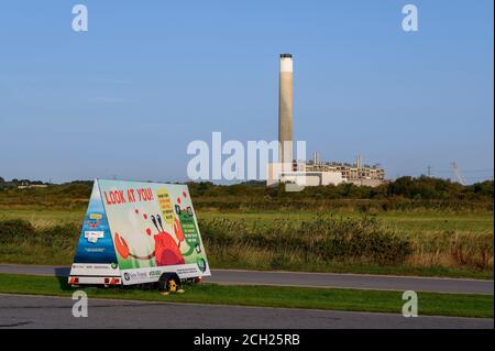 Centrale électrique de Fawley, Fawley, Southampton, Hampshire, Angleterre, Royaume-Uni vu de Calshot Beach Banque D'Images