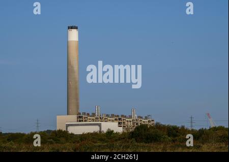 Centrale électrique de Fawley, Fawley, Southampton, Hampshire, Angleterre, Royaume-Uni vu de Calshot Beach Banque D'Images