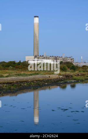 Centrale électrique de Fawley, Fawley, Southampton, Hampshire, Angleterre, Royaume-Uni vu de Calshot Beach Banque D'Images