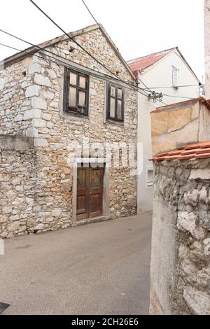 Ancienne maison en pierre traditionnelle abandonnée dans la rue de Vodice, Dalmatie Banque D'Images