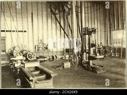 . Journal de chemin de fer de la rue . la section 699 est une table de transfert reliant trois racks. Dans l'une de ces voies se trouve une fosse de 75 pieds, de chaque côté, dont des vérins pneumatiques de 2 tonnes Garry Iron & Steel Companys, Pour que l'extrémité de la voiture puisse être relevée et que le camion soit replacé sur une autre voie pour les travaux de réparation.une grue manuelle de 2 tonnes, avec un appareil de levage pneumatique, construite par la Chicago Pneumatic ToolCompany, couvre les deux autres voies d'une portée d'environ 50 pieds. Dans un coin est une forge avec le plancher de ciment autour d'elle. Une presse à roue de 150 tonnes J. T. Sheafer150-ton est adjacente. Un 20 po La presse à benne traînante américaine est à côté de cela, un Banque D'Images