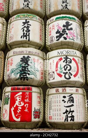 Harajuku, Tokyo / Japon - 16 juin 2018 : le sanctuaire Meiji-jingu est un temple shinto de Tokyo avec de beaux jardins et de grandes portes torii. Banque D'Images